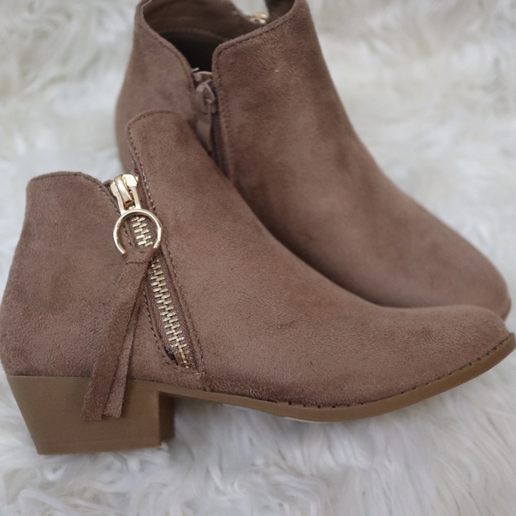 2Y Dusty Rose Booties - Picture 2 of 16